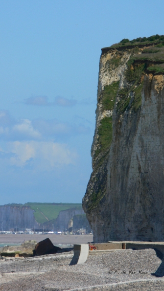 Au pied de la falaise